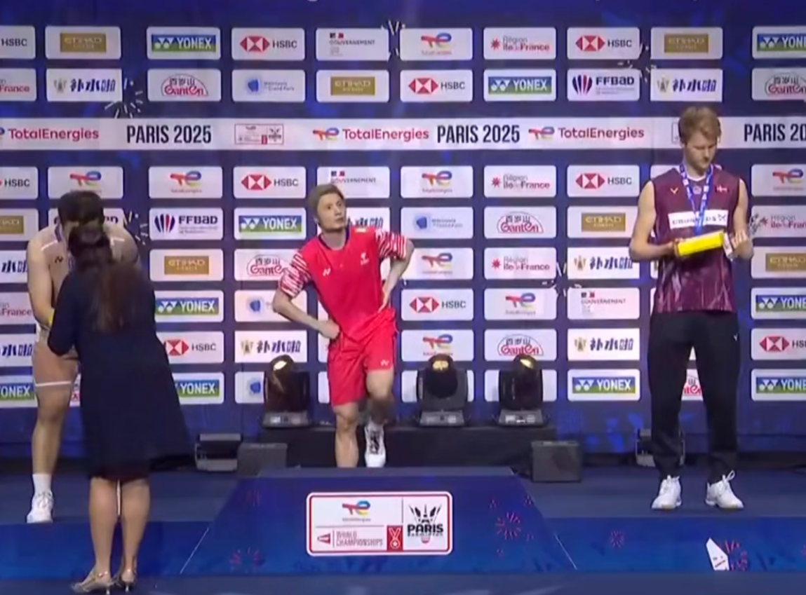 石宇奇夺冠颁奖!赛后喜极而泣,颁奖展喜悦,手握金牌独享颁奖台