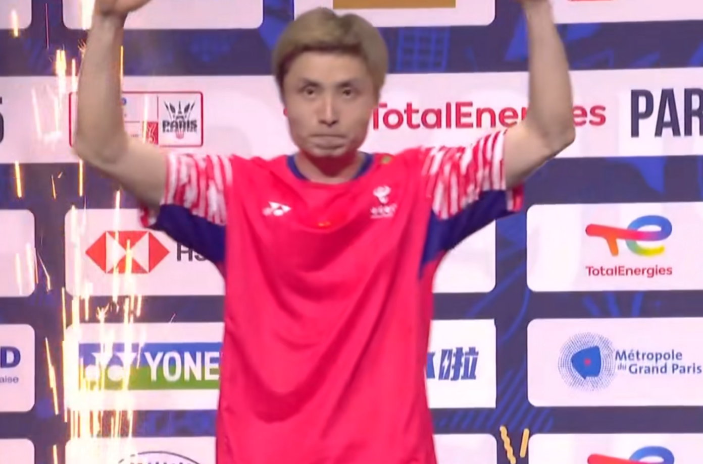 石宇奇夺冠颁奖!赛后喜极而泣,颁奖展喜悦,手握金牌独享颁奖台