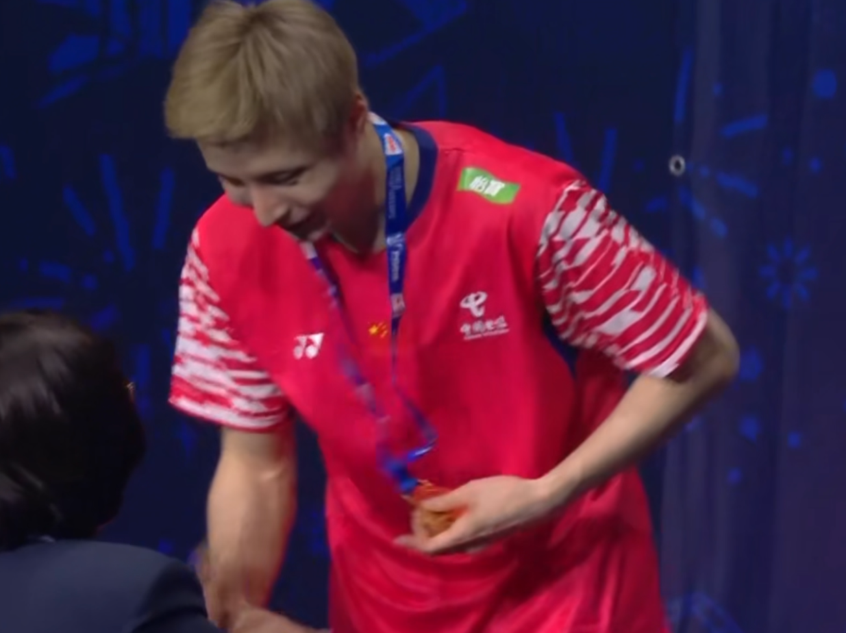 石宇奇夺冠颁奖!赛后喜极而泣,颁奖展喜悦,手握金牌独享颁奖台