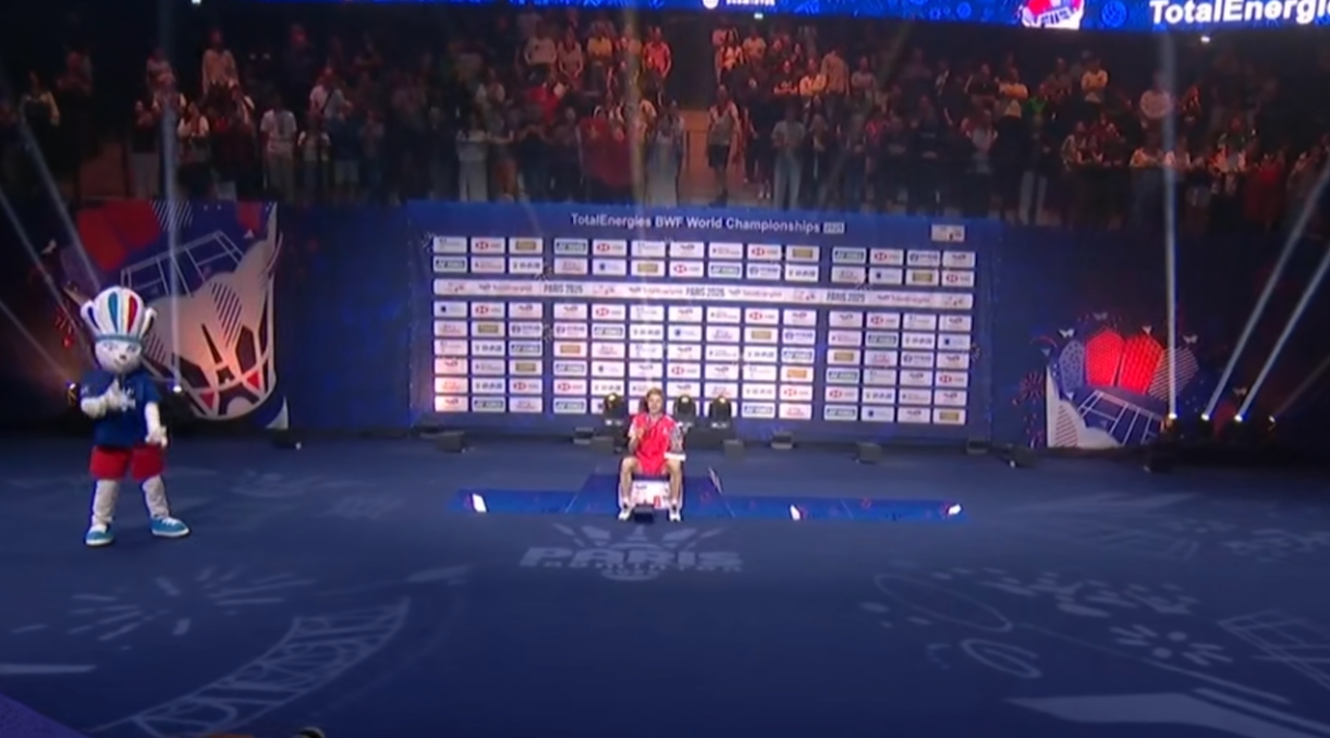 石宇奇夺冠颁奖!赛后喜极而泣,颁奖展喜悦,手握金牌独享颁奖台